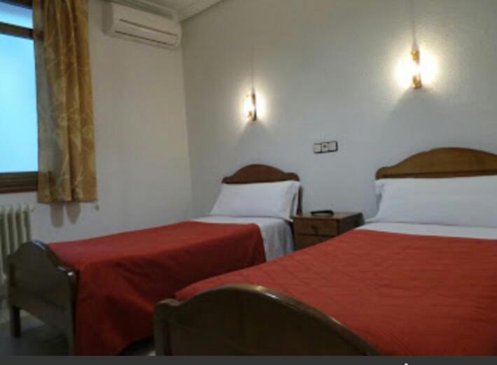 Hostal Gaudi Madrid Extérieur photo